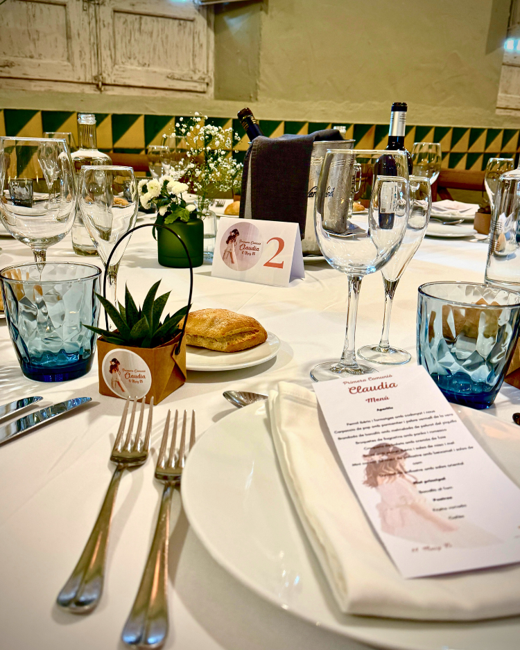 Mesa montada para primera comunion de niña