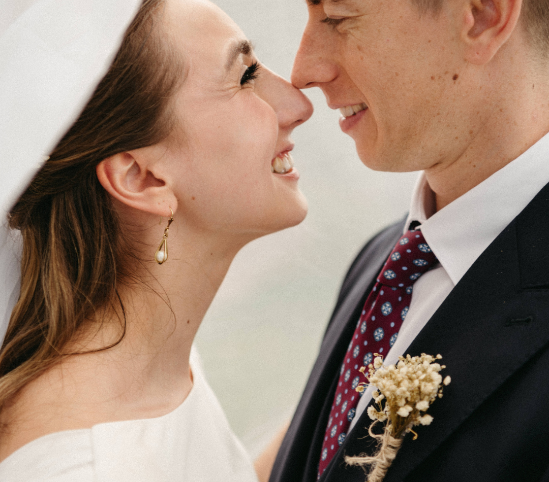 dos novios mirándose el día de su boda