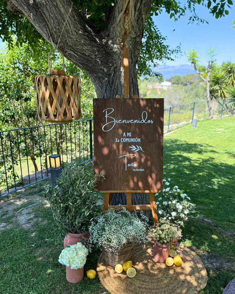 Jardin decorado con cartel de bienvenida de primera comunion