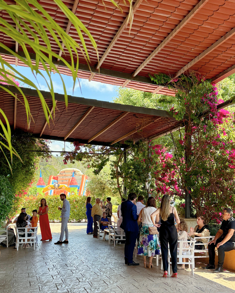 Jardin con personas de pie en aperitivo de comunion