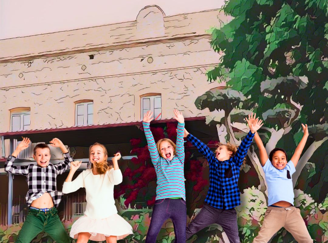 masia restaurant de fons amb nens contents i saltant el dia de la seva comunió