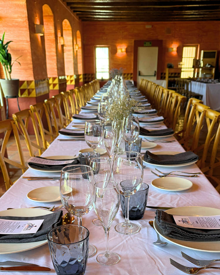 Mesa de restaurante larga montada para comunion