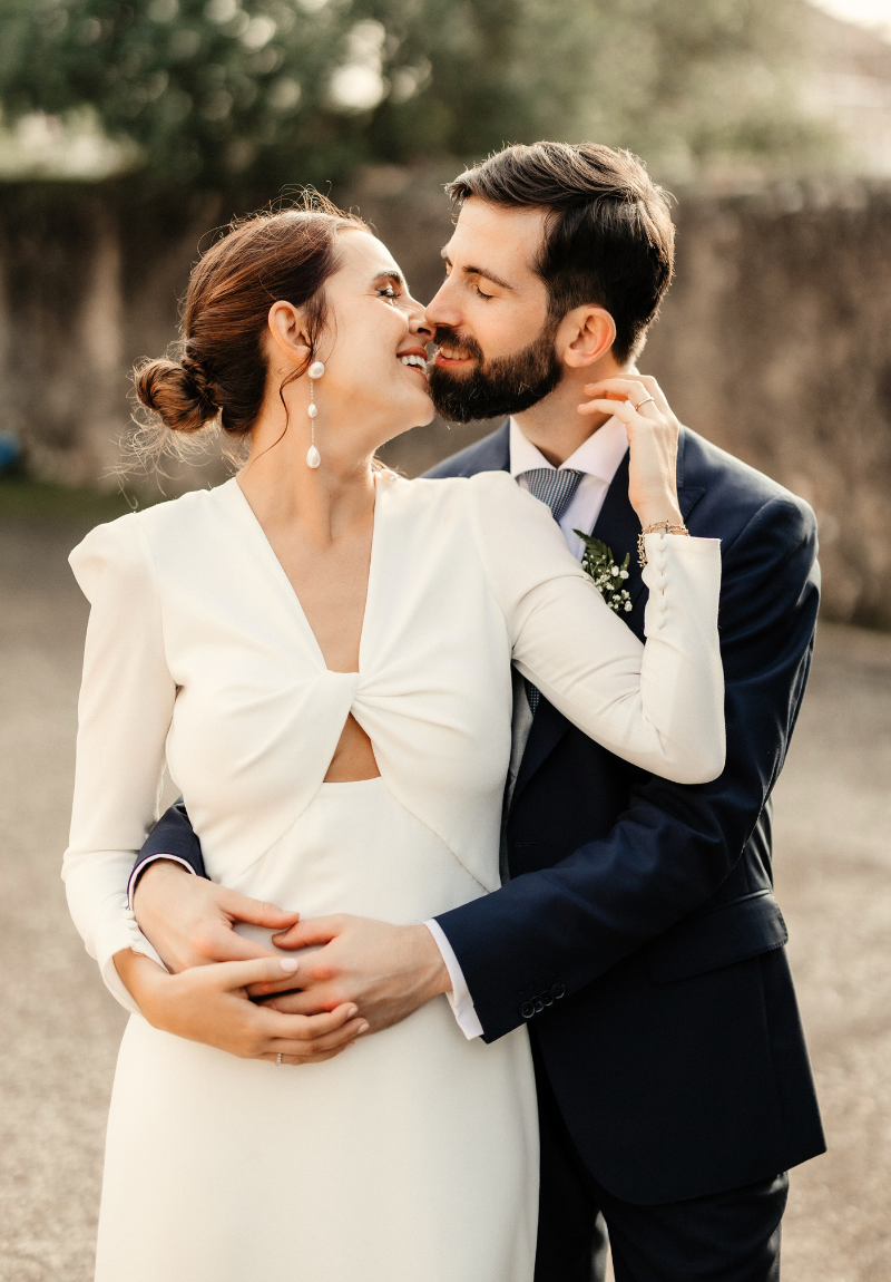 Novios abrazados a punto de besarse el dia de su boda Novios abrazados a punto de besarse el dia de su boda