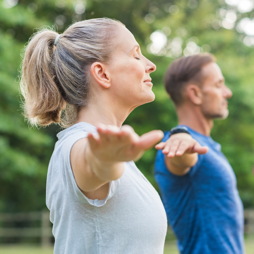 Mujer y hombre haciendo yoga en retiros de yoga y meditación en tortosa a lo raco de mig cami