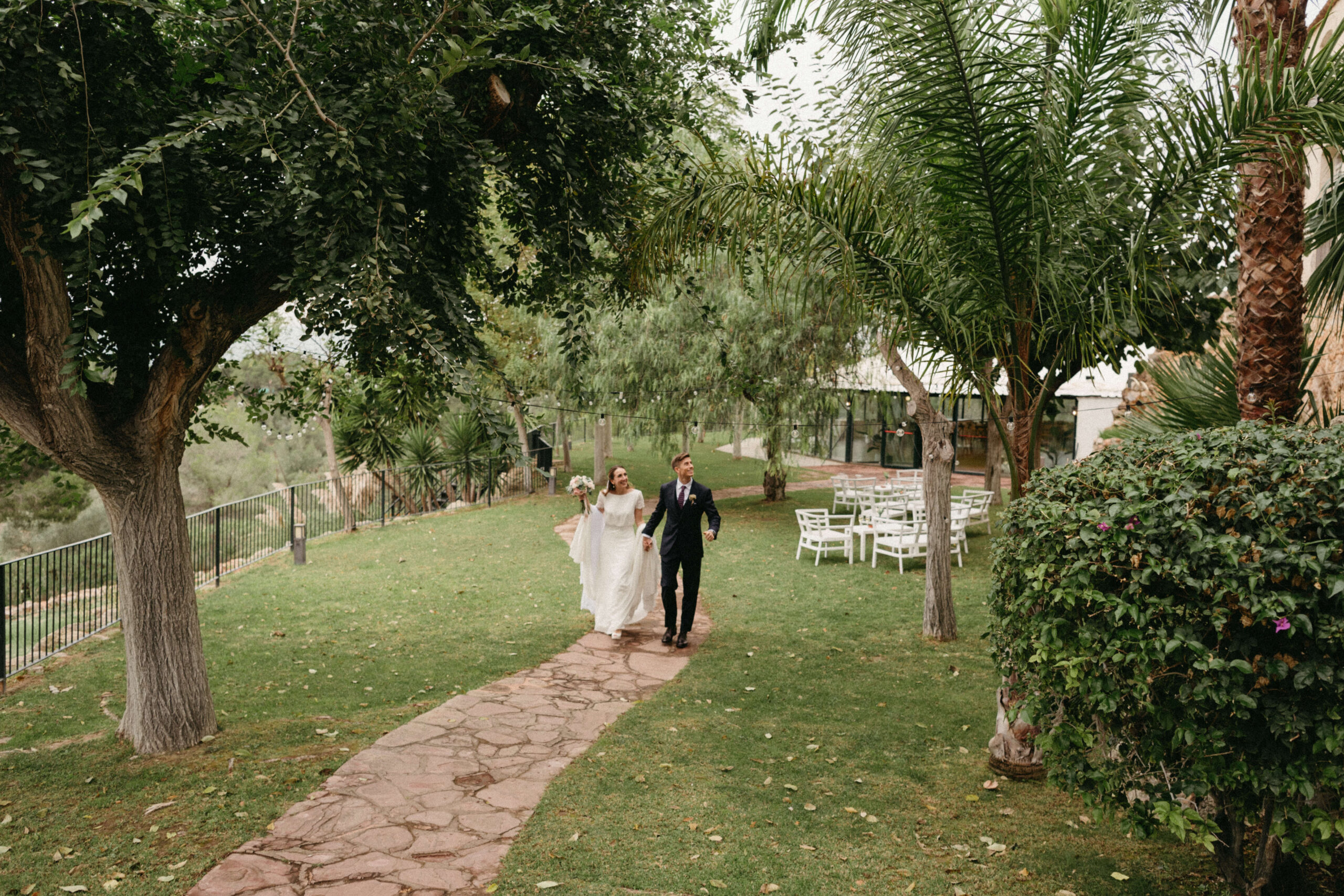 Novios en su boda paseando por jardin de lo raco de mig cami
