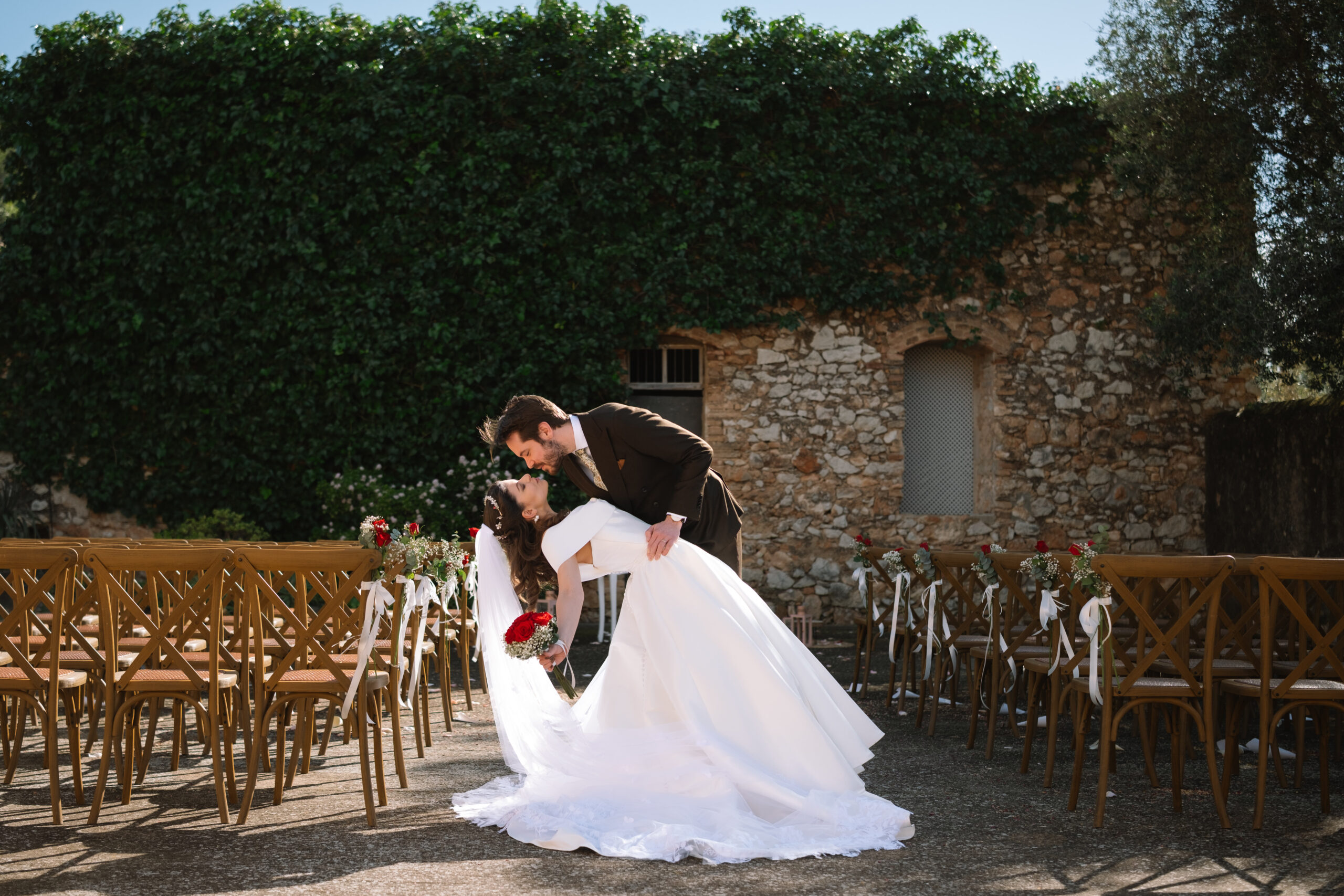 Novios besándose el dia de la boda en tortosa