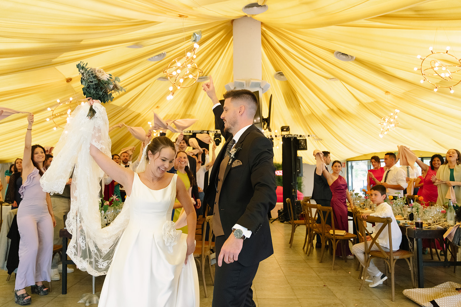 Novios bailando el dia de su boda en lo raco de mig cami