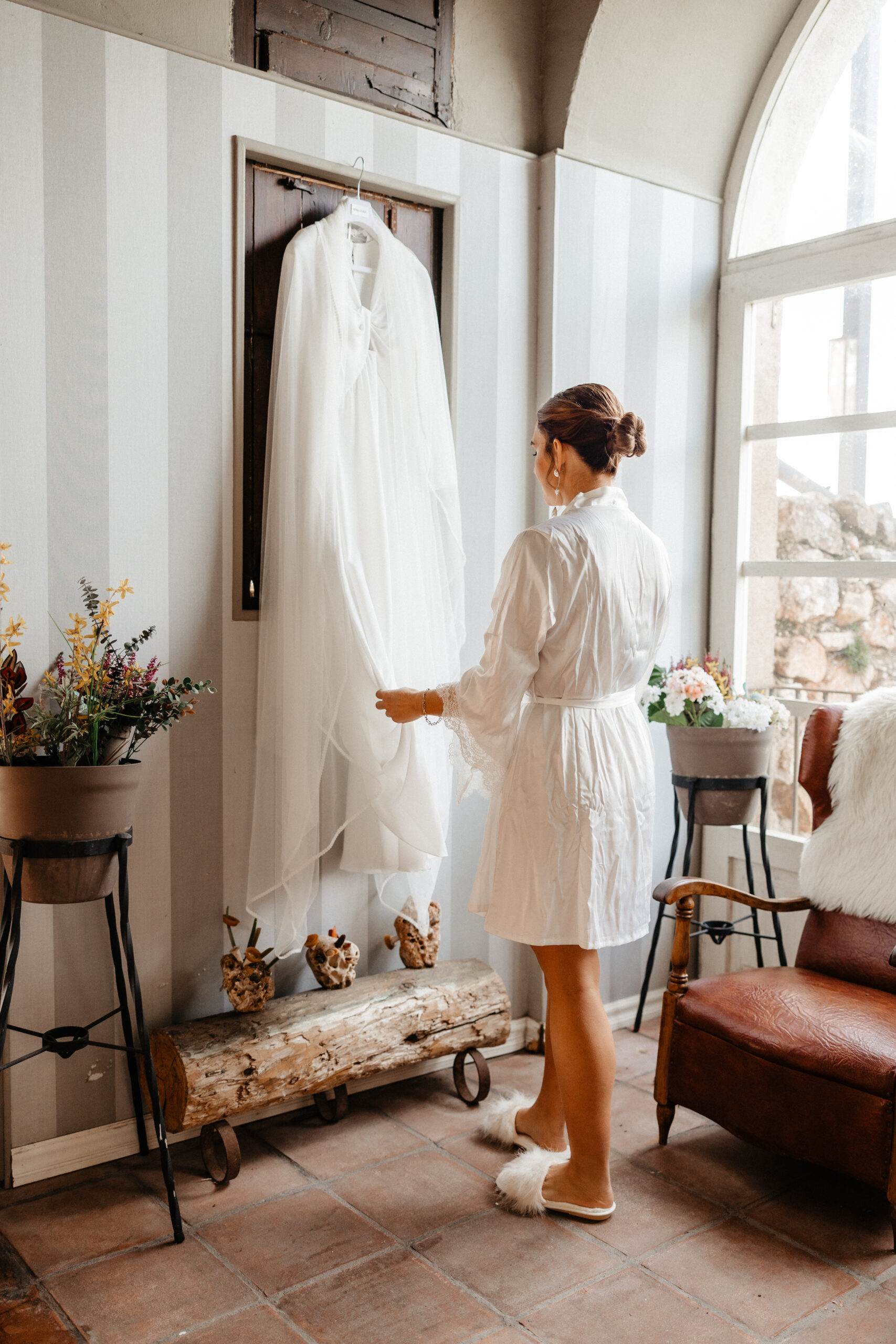 Novia mirando su vestido de novia antes de la boda en lo raco de mig cami tortosa