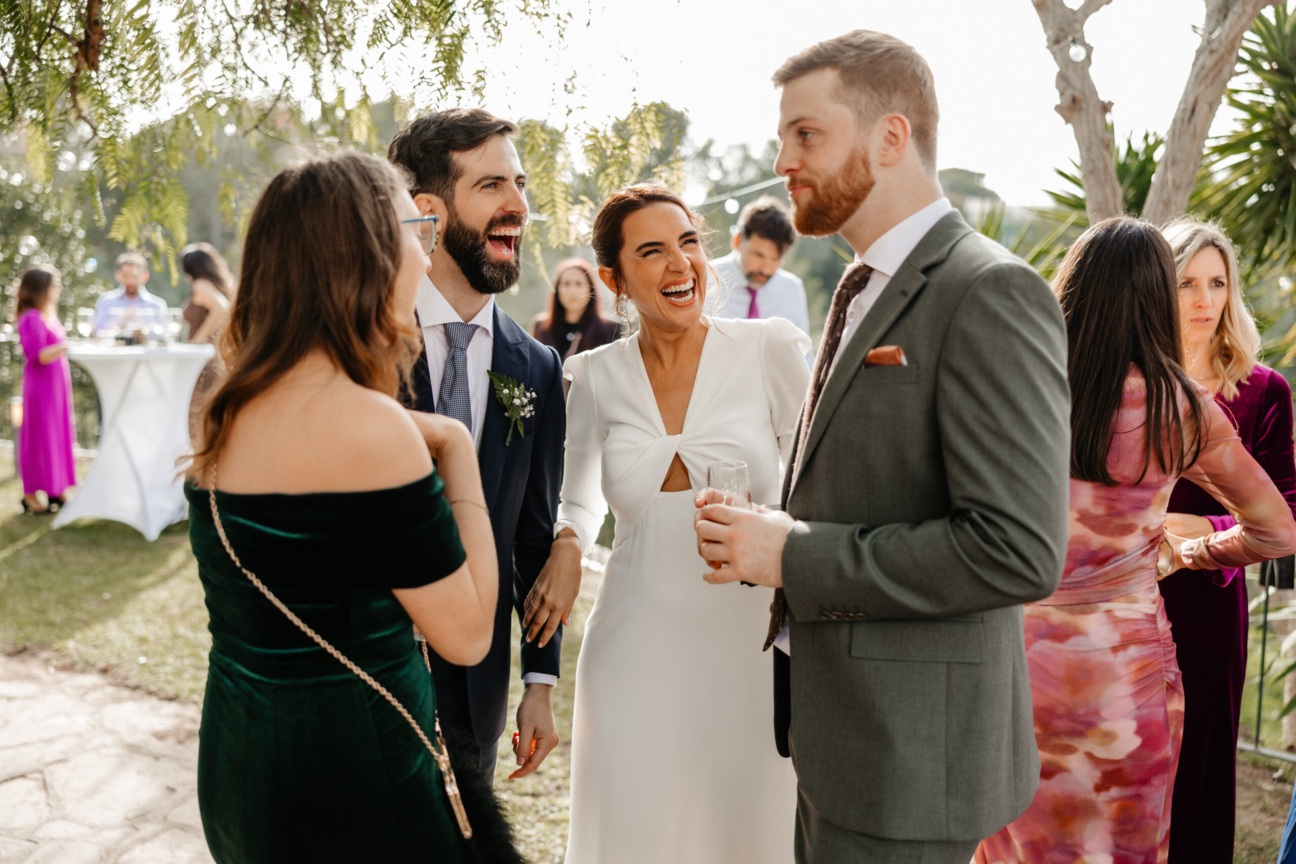 Novios en el jardin con sus invitados en lo raco de mig cami