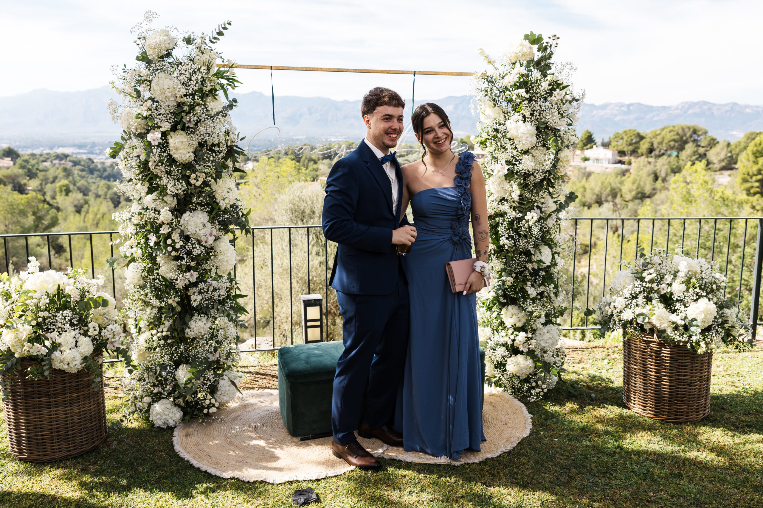 Invitados en photocall durante una boda en lo raco de mig cami